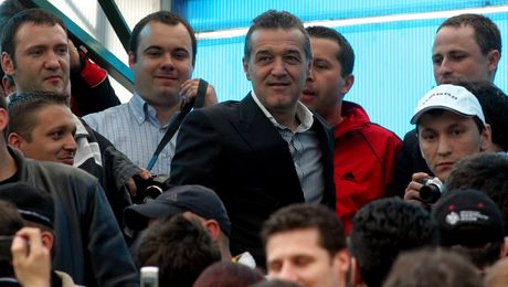 De ce dă Gigi Becali bani sărmanilor sub lumina reflectoarelor. Secretul a fost dezvăluit de părintele Pimen