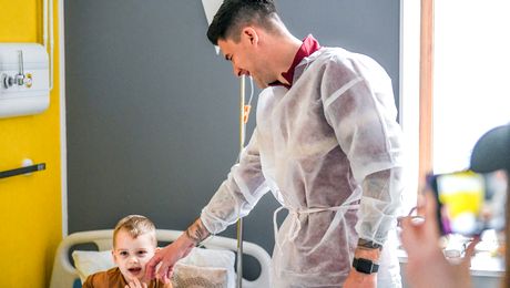 Gest superb făcut de rapidiști înaintea meciului cu UTA. Mutu, Săpunaru și Grigore le-au le-au făcut ziua mai frumoasă copiilor de la Spitalul Județean Arad