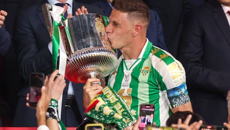 FOTO. S-a dezbrăcat în vestiar după victoria echipei sale. Imaginile surprinse după ce Betis Sevilla a câștigat Cupa Regelui în Spania