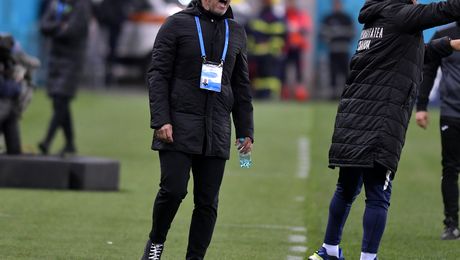 La Universitatea Craiova domnește buna dispoziție înaintea derby-ului cu CFR Cluj. Ce i-a amuzat pe Laurențiu Reghecampf și pe jurnaliști. “Tu ești fan Real Madrid?”