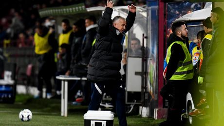 Război intern la CFR Cluj. Ies la lumină detalii incredibile din vestiar. „Jucați ca și când vreți să mă dați afară”. Petrescu dă de pământ cu jucătorii