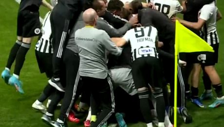 Primarul Emil Boc nu s-a mai putut abține după succesul Universității Cluj în fața lui Dinamo. Edilul a fost tot un zâmbet