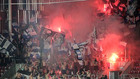 Fanii lui FC U. Craiova nu au suportat umilința din meciul cu Sepsi și s-au răzbunat prin scandări xenofobe. Meciul a fost întrerupt de două ori