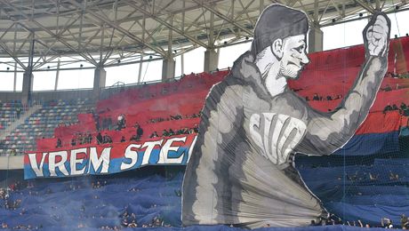 ”Promovarea câștigată pe gazon / În birouri se doarme la unison”. Scandalul de la Steaua continuă. Ultrașii, război total cu Talpan