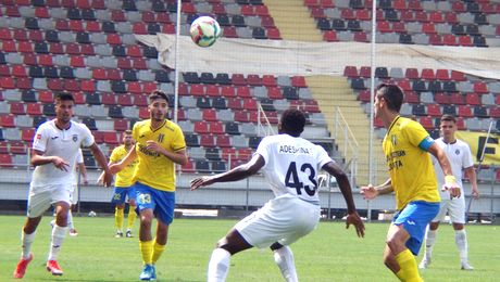 VIDEO-EXCLUSIV. Strania reacție a unui președinte de club din România când, la 5-0 pentru adversar, jucătorul său a ratat o ocazie imensă. „Ne-ai scos banii din buzunar!”. Meciul a fost blocat la pariuri