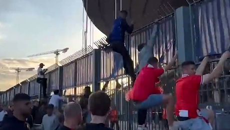 Panică la porțile „Stade de France” înaintea finalei Ligii Campionilor. Fanii au sărit gardurile și au fost gazați înainte de Liverpool – Real Madrid. FOTO&VIDEO