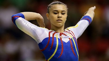 Poze fără sutien cu o gimnastă celebră din România. A făcut topless în văzul tuturor, fără rușine – FOTO