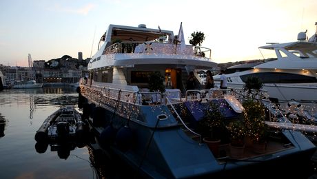 Ispitele de la Insula Iubirii, dezmăț total pe un yacht cu o vedetă din lumea sportului | Galerie FOTO