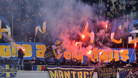 VIDEO. Atmosferă incendiară la antrenamentul Petrolului, înainte de „Primvs Derby”. Torțe și fumigene pe „Ilie Oană”