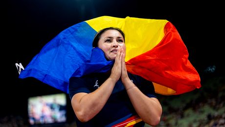 Cine este Bianca Ghelber, medaliată cu aur la aruncarea ciocanului la Campionatele Europene. 9 secrete despre ea