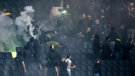 N-a fost deloc prietenie pe „Friends Arena”. Huliganii din Suedia s-au încăierat direct în tribune