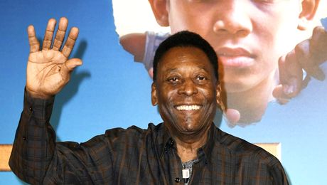 Pele nu și-a pierdut simțul umorului nici de ziua sa. Legendarul brazilian a împlinit 82 de ani. ”Dacă Dumnezeu vrea alţi 82 de ani, ar fi bine”