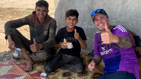 Temerarul care a pornit pe jos din Spania până în Qatar a fost oprit de autorităţi! Motivul pentru suporterul nonconformist nu îşi poate continua drumul