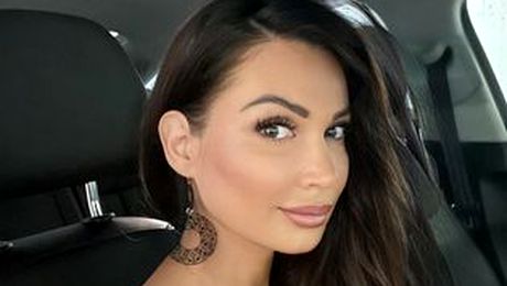 Voluptoasa Nicoleta Luciu s-a dezbrăcat în fața a mii de oameni. Tot episodul s-a petrecut pe un stadion de fotbal – GALERIE FOTO