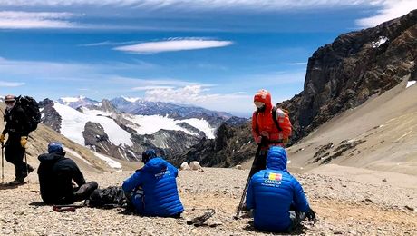 Pentru ei nu există limite! Doi alpiniști nevăzători din România au escaladat cel mai înalt munte din America de Sud