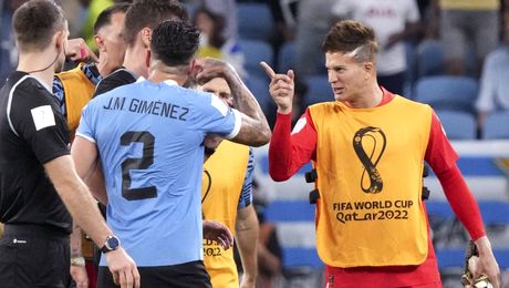Uruguay, eliminată de la Mondiale în urma unei faze controversate. Luis Suarez și compania, la un pas să îl bată pe arbitru. Ce s-a întâmplat. FOTO