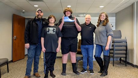 Pereche de adidași unică în lume. Piciorul lui e prea mare ca să încapă în orice s-a creat până acum