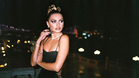 Fotbalistul turc înnebunește dacă o vede așa pe Alexandra Stan. Românca este îndrăgostită până peste cap de jucător. Galerie foto