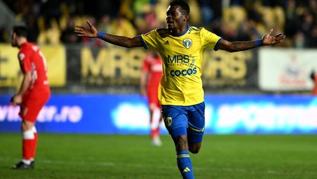 A început fotbalul la echipa Armatei, este prieten cu o vedetă de la Chelsea și visează la Real Madrid. Povestea lui Seniko Doua, noul diamant din Ploiești. EXCLUSIV