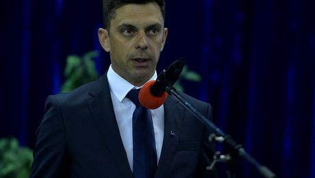 Explicațiile date de ministrul Novak în Parlament după ce a fost acuzat că și-a premiat ilegal tatăl