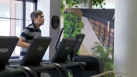 Victor Pițurcă, într-o formă de invidiat la 66 de ani. Câte abdomene face pe zi și câți kilometri aleargă