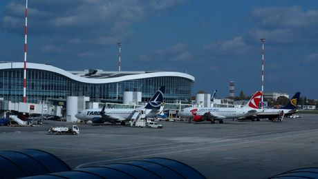 Scene incredibile pe Otopeni! O femeie a ieșit pe pistă și a început să alerge cu bebelușul în brațe după avion. Ce a urmat