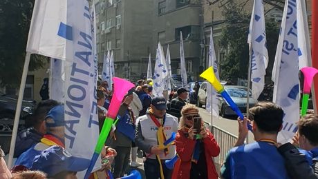 I se cere demisia ministrului Novak. Protest în fața MTS: s-a lăsat cu scandal monstru și rețineri