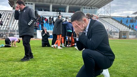 El e antrenorul de 33 de ani care sperie Steaua și Dinamo în lupta teribilă din B. Inspirație daneză, tribune pline și un vis nebun: Dejul în Superligă. EXCLUSIV