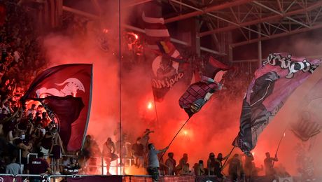 Petrecere cu fumigene și petarde lângă stadionul Giulești. Suporteri sărbătoresc centenarul Rapidului. Imagini fabuloase