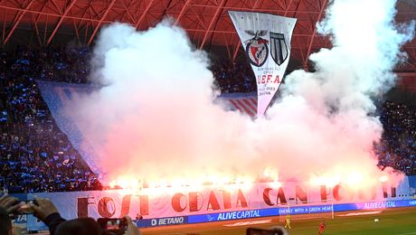 Coregrafie istorică a fanilor Universității la derby-ul cu FCSB. Tot stadionul, dedicație pentru Craiova Maxima, apoi show pirotehnic de superderby european