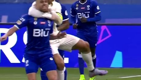 Gest de maidan: Manevra prin care Cristiano Ronaldo și-a pus un adversar la pământ! A primit imediat galben