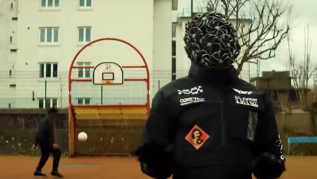 Cine-i Dide? Un fotbalist din Premier League s-a apucat de muzică, dar cântă cu fața acoperită: Fanii spun că l-au ghicit pe artist