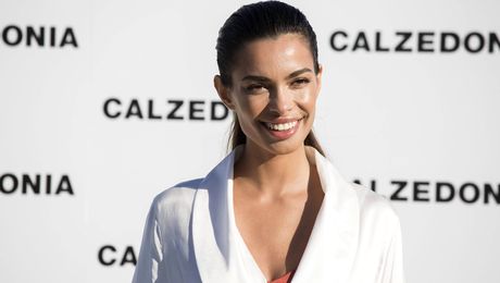 A schimbat tabăra? Fosta soție a lui Dani Alves, sărut pasional cu o altă femeie: Ce mesaj a transmis