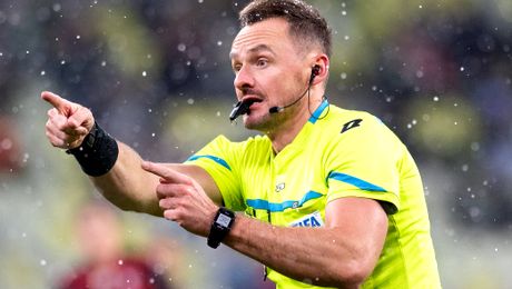 E povestea anului în fotbal. Au vrut să aducă arbitri din Polonia la derby-ul AEK – Aris. Centralul, acuzat că s-a îmbâtat în avion și că s-a bătut cu pasagerii. Acum e dat dispărut