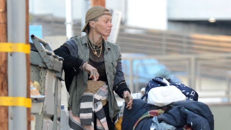 Transformare șocantă: una dintre cele mai frumoase femei din lume a ajuns om al străzii. Caută prin tomberoane ca să trăiască. Îți dai seama cine e?