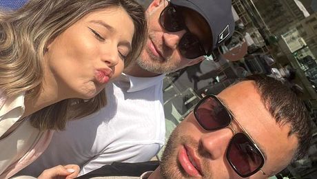 Cum s-a fotografiat Maria Iordănescu alături de Edi Iordănescu pe străzile din București. Cine i-a însoțit