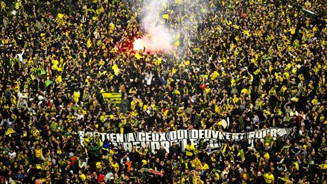 Imagini fantastice după calificarea în finala Cupei Franței. Zeci de mii de fani au invadat terenul la Nantes
