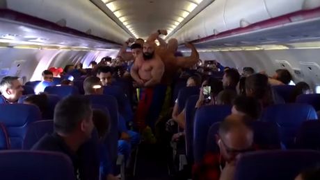 Au mers la biserică să primească binecuvântarea, apoi s-au dezbrăcat în avion. Culturiștii români din națională, virali pe net