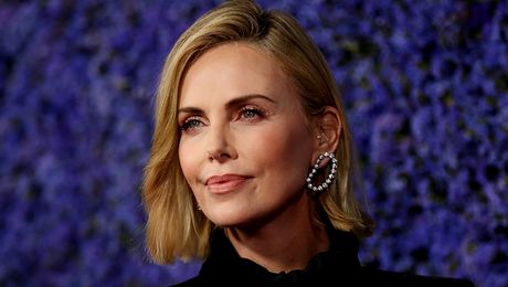 Cine e bărbatul misterios din viața lui Charlize Theron? Actrița din „Fast and Furious” nu se mai ascunde: Surprinsă pe stradă cu el