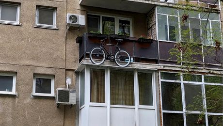 Mai inventiv de atât nu se putea. Cum și-a „parcat” un bucureștean bicicleta pe balcon: În exterior! Poza e virală pe net