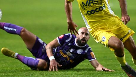 E bomba momentului în România: Latovlevici, dat afară de la Petrolul de ultrașii furioși. Au intrat peste echipă la antrenament și au vrut să-l dezbrace. Exclusiv