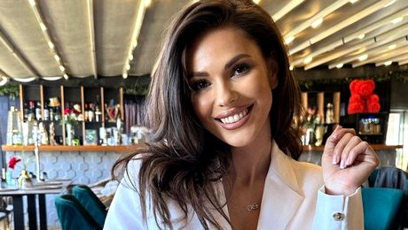 „Nu cred că e plătită”. Reacție de ultimă oră despre Andreea Bododel, cea mai frumoasă femeie de pe stadioanele din România. Foto