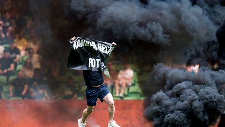 Scene incredibile în Olanda. Meciul lui Ajax, întrerupt definitiv din cauza suporterilor