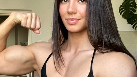 „Kendall Jenner pe steroizi”. Cum arată cea mai frumoasă și musculoasă culturistă care e vedetă pe site-urile pentru adulți
