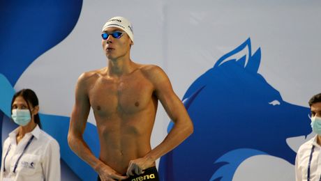 N-a ținut cont că-l vede toată lumea. Ipostaza inedită în care a fost surprins David Popovici pe stradă