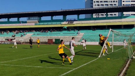 Opriți-vă din tot ce faceți, ăsta e clipul anului și vine din România! Atacantul a RUPT POARTA la propriu. Faza de milioane care va face înconjurul Planetei. Video