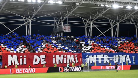 Coregrafie fabuloasă a fanilor FCSB la derby-ul cu Dinamo. Suporterii au creat o atmosferă de vis pe stadionul Arcul de Triumf