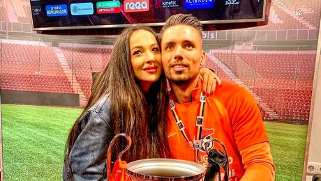 Ea e sosia soției fostului portar de la CFR Cluj. Cum arată Laura Dodan, care e tot cântăreață, la fel ca Vlăduța Lupău