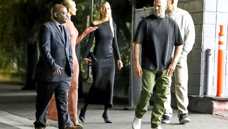 L-au fotografiat în timp ce boxa pe stradă. Jason Statham, fotografii virale pe net: Alături îi era soția superbă, într-o rochie transparentă