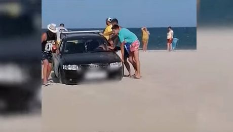 Ce a pățit un tânăr de 18 ani care a intrat cu mașina pe plaja din Eforie. Polițiștii n-au stat prea mult pe gânduri și au luat decizia